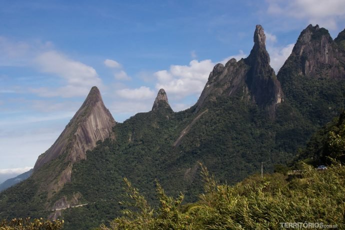Dedo de Deus leva este nome por ter o formato de uma mão fechada apontando o dedo indicador para o céu. Mudando o ângulo de visão é possível enxergar os cinco dedos. Esta vista é no Mirante do Soberbo, localizado na rodovia BR-116, km 92. Exatamente na divisa dos municípios de Magé e Guapimirim, mas é o atrativo mais conhecido dos turistas em visita a Teresópolis. No Parque Nacional da Serra dos Órgãos, Rio de Janeiro - Brasil