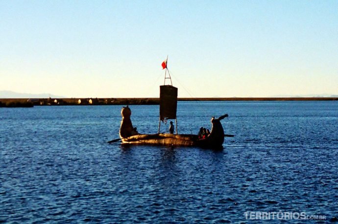 Canoa feita de totora