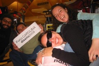 Encontro com os colegas no aeroporto na chegada, na verdade, a foto foi tirada na despedida usando o mesmo cartaz Encontro com os colegas no aeroporto na chegada, na verdade, a foto foi tirada na despedida usando o mesmo cartaz