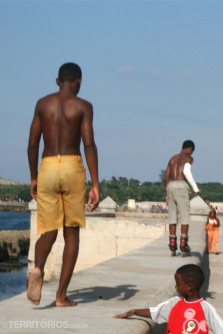Muitas pessoas no Malecón Muitas pessoas no Malecón