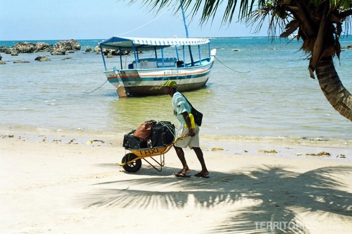 Maré baixa e o táxi na ilha