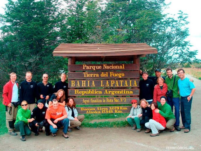 Grupo na famosa placa