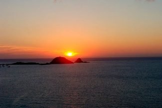 Pôr-do-sol Pôr-do-sol lindo é comum na Córsega de norte a sul