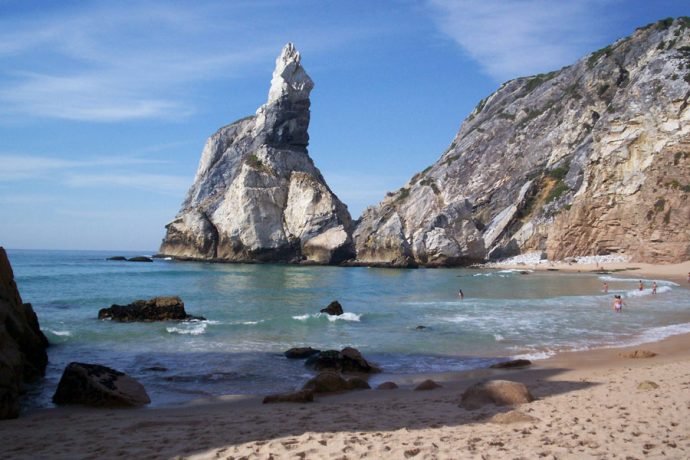 Praia da Ursa é pouco frequentada pelo difícil acesso