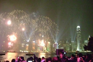 Baía de Hong Kong na comemoração da passagem do ano novo Baía de Hong Kong na comemoração da passagem do ano novo