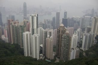Vista de Hong Kong desde o pico onde se vai em bondinho. O edifício mais alto é o arranha-céu TWO Vista de Hong Kong desde o pico onde se vai em bondinho. O edifício mais alto é o arranha-céu TWO