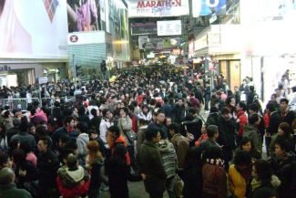 Milhões de pessoas voltando das compras no último dia útil do ano em Hong Kong Milhões de pessoas voltando das compras no último dia útil do ano em Hong Kong