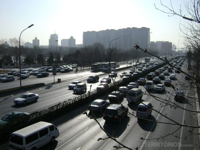 Avenida em frente ao hotel