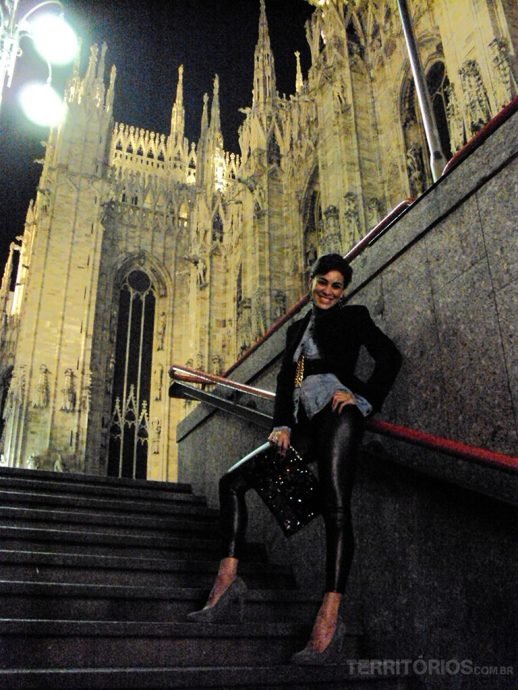 Samantha saindo da estação Duomo Samantha saindo da estação Duomo
