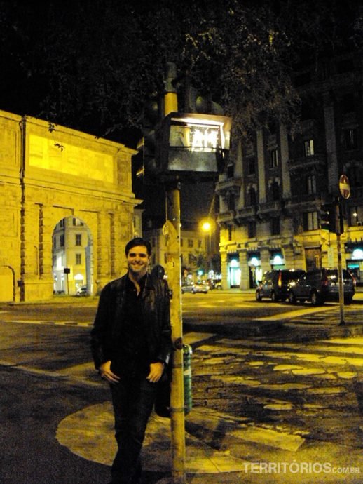 Em frente a Porta Romana Em frente a Porta Romana