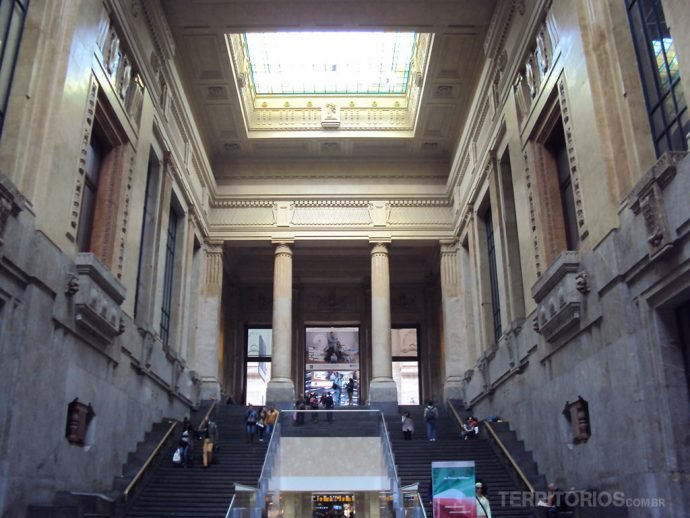 Interior da Estação de trem Milano Centrale
