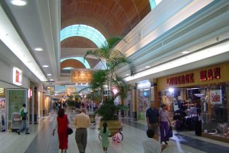 Um dos tantos Shopping Centers Um dos tantos Shopping Centers