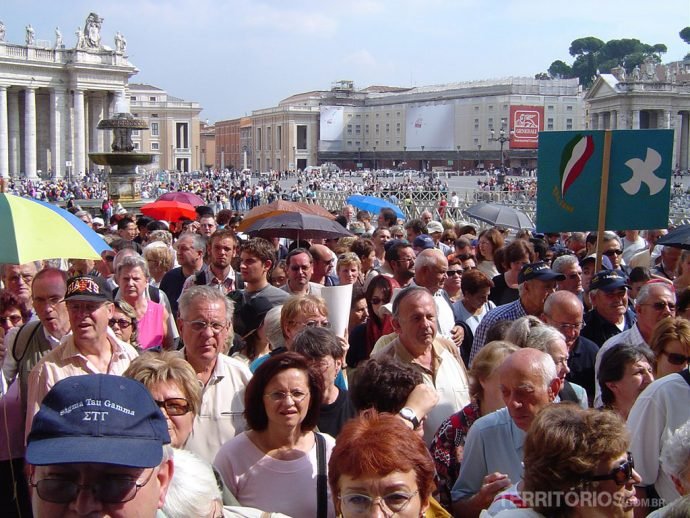 Peregrinos entrando na Basílica de São Pedro