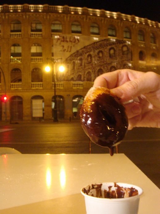 Os famosos buñuelos com chocolate Os famosos buñuelos com chocolate