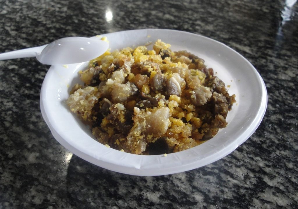Farofa com carne de cobra, prato típico