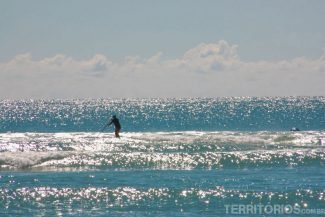 Com mar flat os surfistas praticam SUP Com mar flat os surfistas praticam SUP