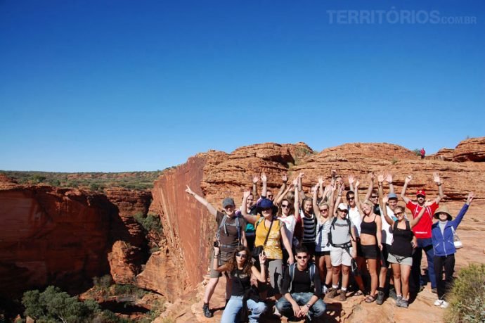 Grupo no Kings Canyon Grupo completo na excursão ao Outback