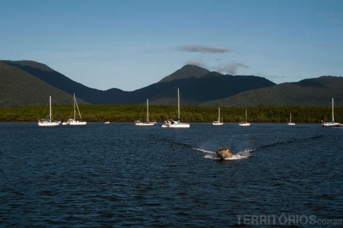 Cairns é rodeada por florestas e na beira do Pacífico