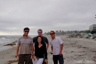 Agustin com colegas na praia
