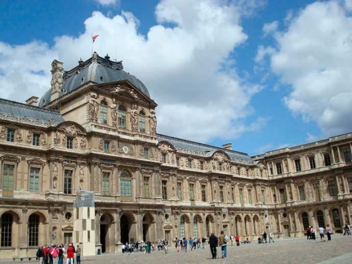 Parte da fachada do Museu do Louvre