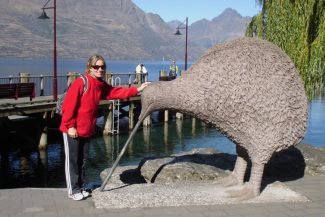 Com o kiwi gigante Com o kiwi gigante