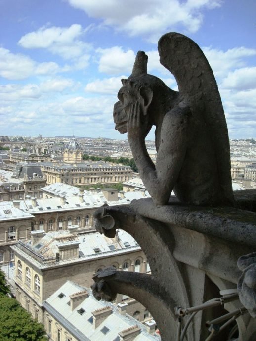 Pertinho das gárgulas no alto da Catedral de Notre-Dame Pertinho das gárgulas no alto da Catedral de Notre-Dame