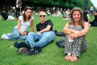 Piquenique no jardim com os amigos feitos no hostel Piquenique no jardim com os amigos feitos no hostel