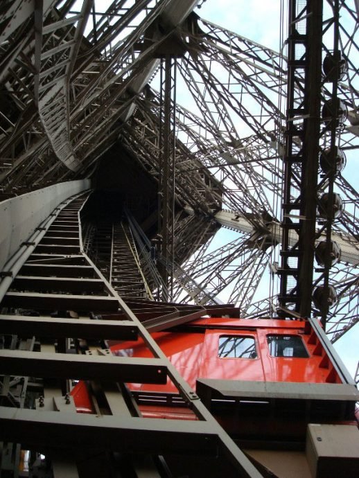Vista subindo a Torre Eiffel Vista subindo a Torre Eiffel