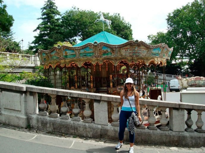 Em frente ao Carrossel em Montmartre sozinha em Paris