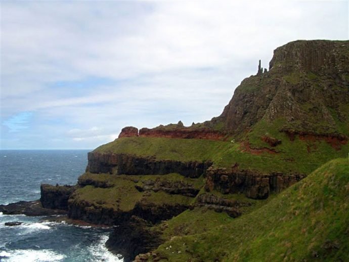 Montanha na região de Giants Causeway