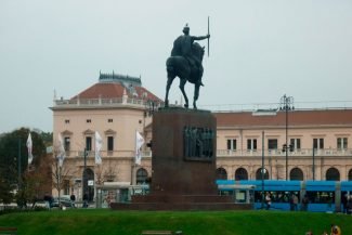 Rei Tomislav e a estação de trem