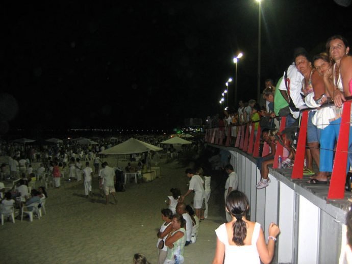 Praia cheia de gente