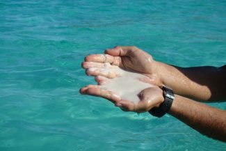 Areia branca e água cristalina Areia branca e água cristalina