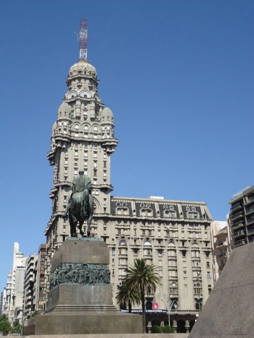 Palácio Salvo e o túmulo de Artigas Palácio Salvo e o túmulo de Artigas
