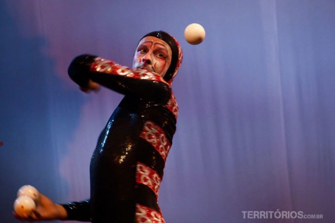Grupo Tholl. Espetáculo de dança, malabarismo, figurino e comédia em Pelotas - Brasil