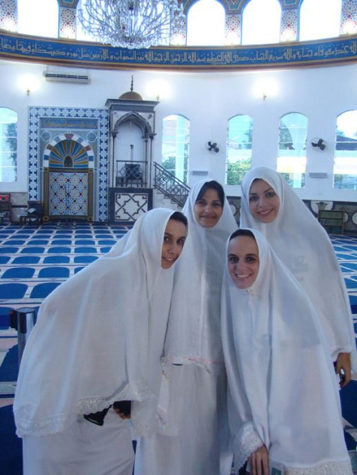 Vestidas para entrar na Mesquita Vestidas para entrar na Mesquita