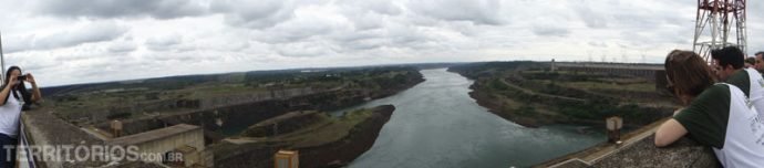 Vista no topo da barragem para o rio Paraná