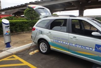 Abastecendo o carro na tomada Abastecendo o carro na tomada