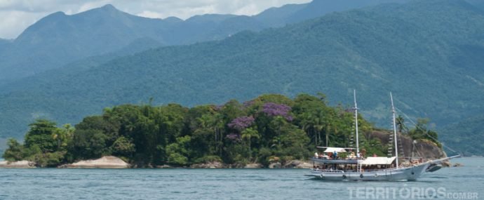 Cenários do passeio de barco em Paraty
