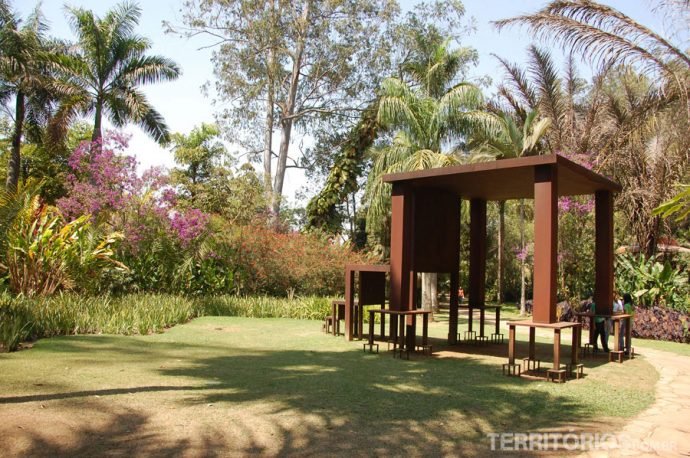 Obra interage com a cor da natureza