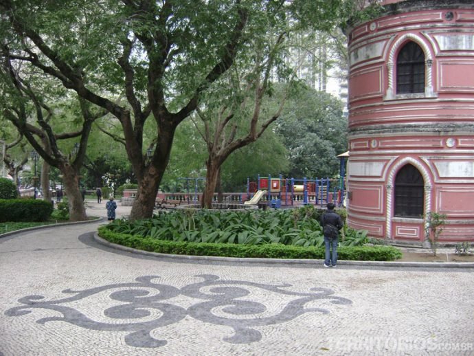 Arquitetura pitoresca e elementos desenhados no chão