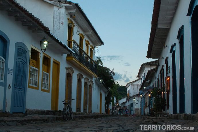Ruas de pedras no início da noite