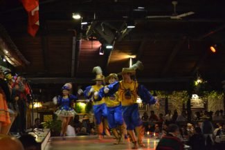 Show com dança típica Show com dança típica