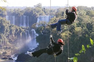 Rappel (site Trilhas e Aventuras) Rappel (site Trilhas e Aventuras)