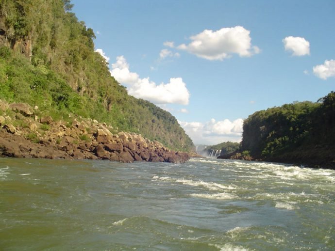 Nas corredeiras das Cataratas