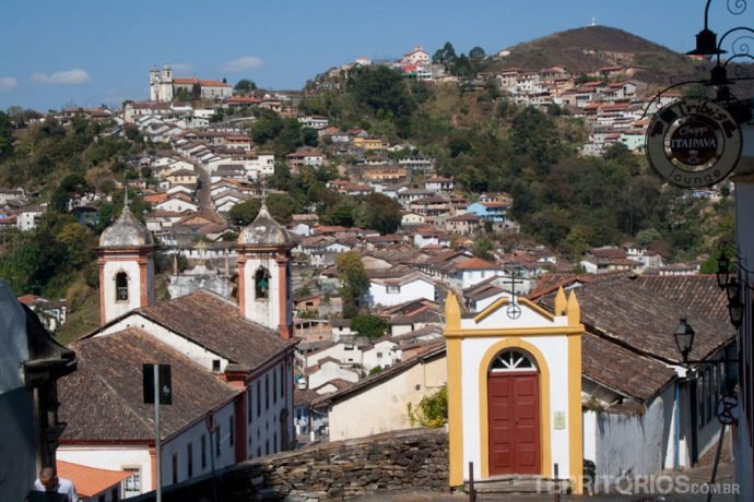 Muitas igrejas em meio ao verde das montanhas