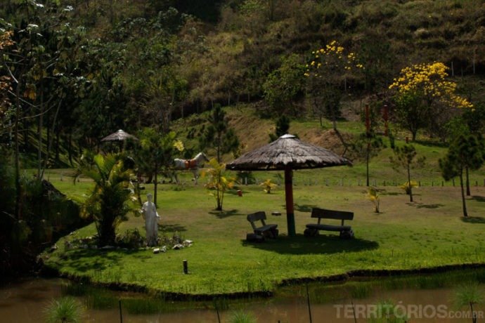 Passeio de charrete ao fundo pelo campo de golfe e jardins