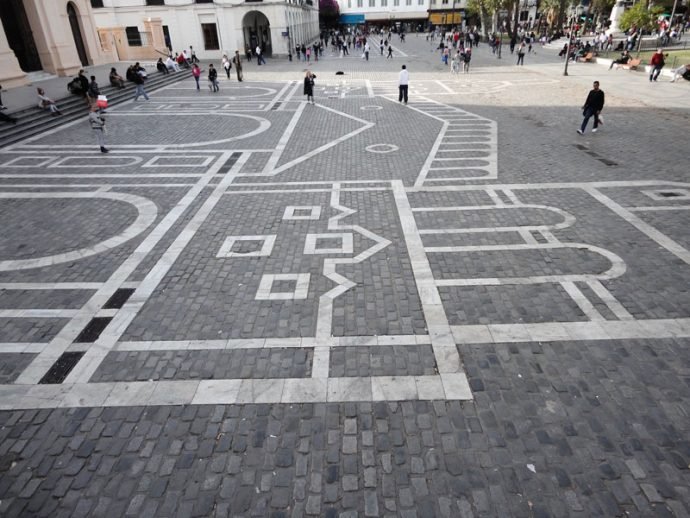 Sombra de pedras brancas da Catedral. Essa é uma das muitas sombras que se espalham pela cidade