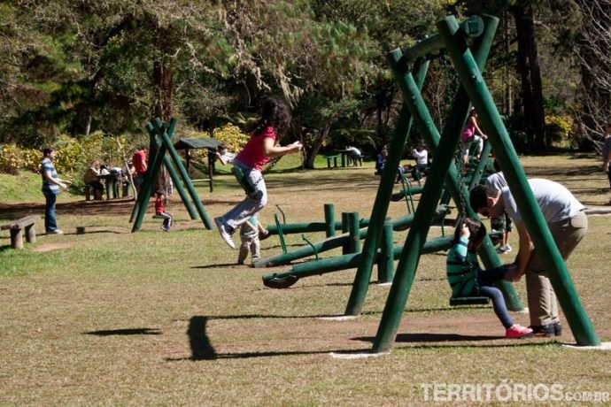 Famílias no parquinho do Horto Florestal Famílias no parquinho do Horto Florestal