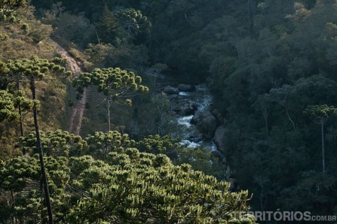 Paisagem da Trilha do Sapucaí no final de tarde